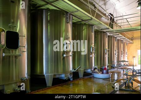 Weinlese, Gärung von gepresstem Traubensaft in Stahlfässern, Rebsorte Cabernet Sauvignon aus den Weinbergen Haut-Medoc in Bordeaux, links Stockfoto