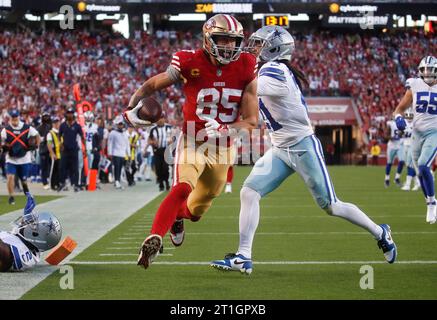 Santa Clara, Usa. Oktober 2023. San Francisco 49ers Tight End George Kittle (85) erzielte am 8. Oktober 2023 im Levi's Stadium in Santa Clara, Kalifornien einen Touchdown gegen die Dallas Cowboys. (Foto: Nhat V. Meyer/Bay Area News Group/TNS/SIPA USA) Credit: SIPA USA/Alamy Live News Stockfoto