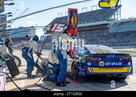 Concord, NC, USA. Oktober 2023. Chase Elliott (9) und Crew der NASCAR Cup Series machen einen Boxenstopp für die Bank of Amercia ROVAL 400 auf dem Charlotte Motor Speedway in Concord NC. (Credit Image: © Logan T Arce Grindstone Media Gr/ASP) NUR REDAKTIONELLE VERWENDUNG! Nicht für kommerzielle ZWECKE! Stockfoto