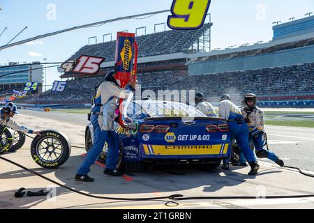Concord, NC, USA. Oktober 2023. Chase Elliott (9) und Crew der NASCAR Cup Series machen einen Boxenstopp für die Bank of Amercia ROVAL 400 auf dem Charlotte Motor Speedway in Concord NC. (Credit Image: © Logan T Arce Grindstone Media Gr/ASP) NUR REDAKTIONELLE VERWENDUNG! Nicht für kommerzielle ZWECKE! Stockfoto