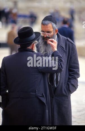 Zwei Männer unterhalten sich auf der Straße in Jerusalem, Israel. Stockfoto