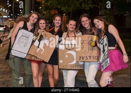 Broad Street, Birmingham, 13. Oktober 2023 - Studenten verkleiden sich am Freitag, den 13. Als Tarotkarten, während sie an einer Party teilnahmen, bei der alles, was mit „T“ beginnt. - Revellers haben die Broad Street in Birmingham am Freitag, den 13. Abend getroffen. Hunderte von Studenten der Universität Birmingham kleideten sich in schicken Kleidern mit dem Thema „alles, was mit dem Buchstaben „T“ begann. Eine Gruppe Mädchen trug ein Tampax-Outfit und eine andere Gruppe kam als Tetley-Tee-Set, als sie die Nacht in Heidi's Bier feierten eine Studentin verkleidet sich auch als Zahnpasta und eine andere als Tabloid Newsp Stockfoto