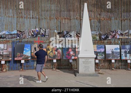 Tijuana, Baja California, Mexiko. Oktober 2023. Ein Touristenziel ist die Strandgrenze von Tijuana, wo am Freitag, den 13. Oktober 2023, an der Grenze zwischen den USA und Mexiko neue primäre Einzäunungen installiert werden. Die Zaunpaneele werden 30 Fuß als sekundärer Zaun sein, der bereits fertiggestellt wurde. (Kreditbild: © Carlos A. Moreno/ZUMA Press Wire) NUR REDAKTIONELLE VERWENDUNG! Nicht für kommerzielle ZWECKE! Stockfoto