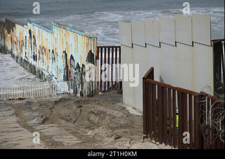 Tijuana, Baja California, Mexiko. Oktober 2023. Der erste neue primäre Ersatzzaun wird am Freitag, den 13. Oktober 2023, an der Strandgrenze von Tijuana an der Grenze zwischen den USA und Mexiko installiert. Die Zaunpaneele werden 30 Fuß als sekundärer Zaun sein, der bereits fertiggestellt wurde. (Kreditbild: © Carlos A. Moreno/ZUMA Press Wire) NUR REDAKTIONELLE VERWENDUNG! Nicht für kommerzielle ZWECKE! Stockfoto