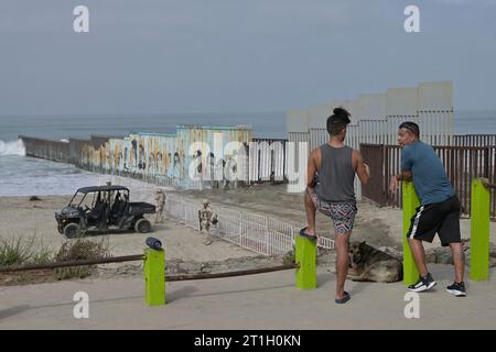 Tijuana, Baja California, Mexiko. Oktober 2023. Der erste neue primäre Ersatzzaun wird am Freitag, den 13. Oktober 2023, an der Strandgrenze von Tijuana an der Grenze zwischen den USA und Mexiko installiert. Die Zaunpaneele werden 30 Fuß als sekundärer Zaun sein, der bereits fertiggestellt wurde. (Kreditbild: © Carlos A. Moreno/ZUMA Press Wire) NUR REDAKTIONELLE VERWENDUNG! Nicht für kommerzielle ZWECKE! Stockfoto