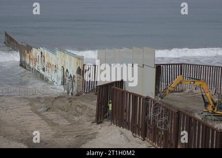 Tijuana, Baja California, Mexiko. Oktober 2023. Der erste neue primäre Ersatzzaun wird am Freitag, den 13. Oktober 2023, an der Strandgrenze von Tijuana an der Grenze zwischen den USA und Mexiko installiert. Die Zaunpaneele werden 30 Fuß als sekundärer Zaun sein, der bereits fertiggestellt wurde. (Kreditbild: © Carlos A. Moreno/ZUMA Press Wire) NUR REDAKTIONELLE VERWENDUNG! Nicht für kommerzielle ZWECKE! Stockfoto