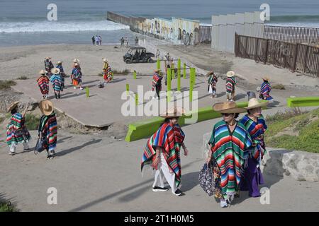 Tijuana, Baja California, Mexiko. Oktober 2023. Vietnamesische Touristen besichtigen die Strandgrenze von Tijuana, wo am Freitag, den 13. Oktober 2023, an der Grenze zwischen den USA und Mexiko neue Primärzäune installiert werden. Die Zaunpaneele werden 30 Fuß als sekundärer Zaun sein, der bereits fertiggestellt wurde. (Kreditbild: © Carlos A. Moreno/ZUMA Press Wire) NUR REDAKTIONELLE VERWENDUNG! Nicht für kommerzielle ZWECKE! Stockfoto