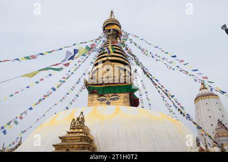 Swayambhunath, auch Monkey Temple genannt, liegt im Herzen von Kathmandu, Nepal und ist bereits von der UNESCO zum Weltkulturerbe erklärt worden Stockfoto