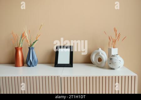 Wohnzimmereinrichtung mit nachgeordnetem Posterrahmen, Stockfoto