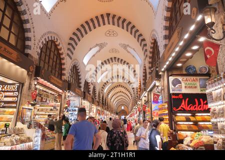 ISTANBUL, TÜRKEI, 12. Mai 2023: Großer Basar in Istanbul, Türkei. Stockfoto