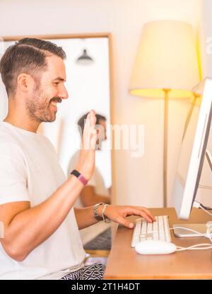 Eine junge Frau, die von zu Hause aus in einer Arbeitsvideokonferenz teleportiert Stockfoto