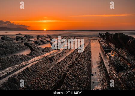 Der unglaubliche Flysch, ein wunderschöner Sonnenuntergang in Sakoneta, ist ein Strand in Deba. Es ist das westliche Ende des Geoparks der Baskenküste in Guipuzkoa Stockfoto