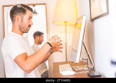 Eine junge Frau, die von zu Hause aus in einer Arbeitsvideokonferenz teleportiert Stockfoto