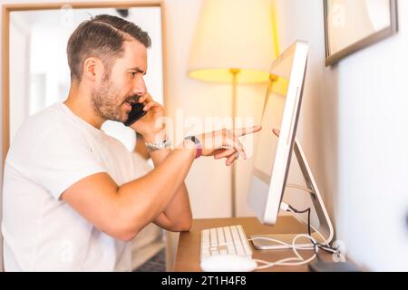 Eine junge Frau, die von zu Hause aus in einer Arbeitsvideokonferenz teleportiert Stockfoto