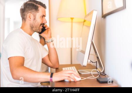 Eine junge Frau, die von zu Hause aus in einer Arbeitsvideokonferenz teleportiert Stockfoto