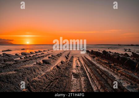 Sonnenuntergang in Sakoneta, es ist ein Strand in Deba. Es ist das westliche Ende des Geoparks der Baskenküste in Guipuzkoa, Baskenland. Der unglaubliche Flysch Stockfoto