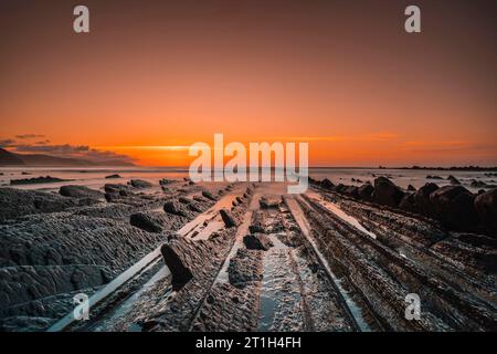 Der unglaubliche Flysch, ein wunderschöner Sonnenuntergang in Sakoneta, ist ein Strand in Deba. Es ist das westliche Ende des Geoparks der Baskischen Küste in Guipuzkoa. Baskisch Stockfoto