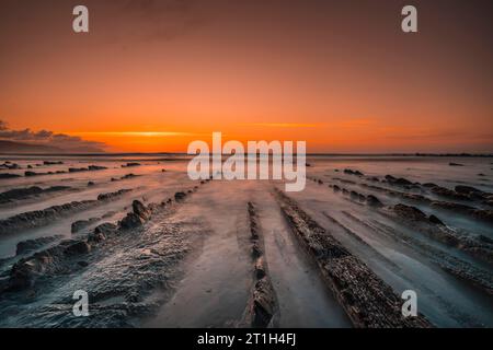 Sunset in Sakoneta ist ein Strand in Deba. Es ist das westliche Ende des Geoparks der Baskischen Küste in Guipuzkoa. Baskenland Stockfoto