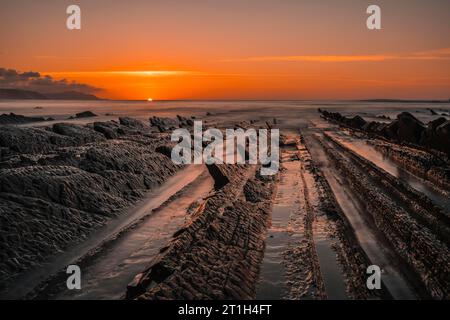 Der unglaubliche Flysch, ein wunderschöner Sonnenuntergang in Sakoneta, ist ein Strand in Deba. Es ist das westliche Ende des Geoparks der Baskenküste in Guipuzkoa Stockfoto