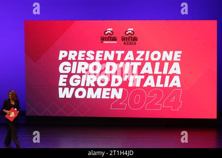 13. Oktober 2023: Trient, Italien; Präsentation des Radrennens Giro D'Italia 2024; Schautafel mit der Veranstaltung Stockfoto