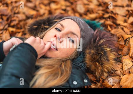 Lifestyle Session, Eine schöne junge Frau in den Blättern des Otzarreta Waldes im Gorbea Naturpark. Baskenland Stockfoto