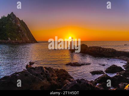 Goldene Stunde am Leuchtturm bei Sonnenuntergang in Pasajes San Juan in der Nähe von San Sebastian, Guipuzcoa. Baskenland Stockfoto