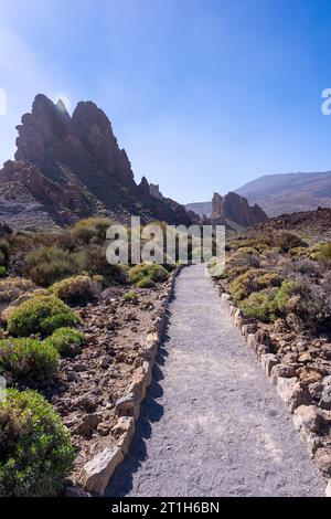 Schöner Weg zwischen den Roques de Gracia und dem Roque Cinchado im Naturgebiet Teide auf Teneriffa, Kanarischen Inseln Stockfoto