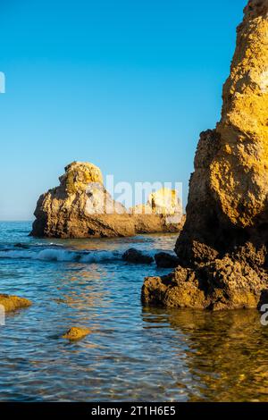 Detail der Felsen am Praia dos Arrifes, Algarve Strand, Albufeira. Portugal. Tourismus im Sommer Stockfoto