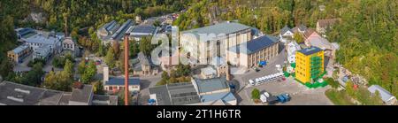 Neckartal Industriepark Rottweil. Früher eine Pulverfabrik, heute ein moderner Industrie- und Handelsstandort mit historischer Architektur, Drohnenfoto Stockfoto