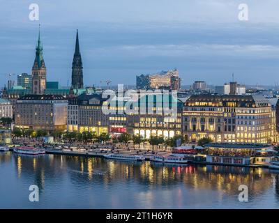 Luftaufnahme der inneren Alster mit Jungfernstieg, Rathaus und Elbphilharmonie am Abend, Hamburg, Deutschland Stockfoto