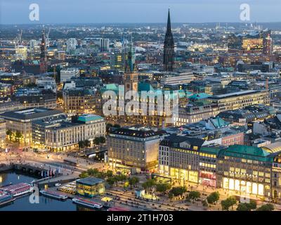 Luftaufnahme der inneren Alster mit Jungfernstieg, Rathaus und Elbphilharmonie am Abend, Hamburg, Deutschland Stockfoto