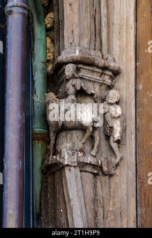 Mittelalterliche Holzschnitzereien in Bourges, Frankreich Stockfoto