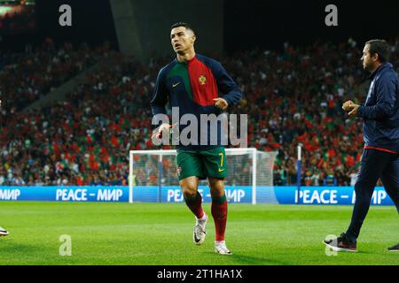 Porto, Portugal. Oktober 2023. Cristiano Ronaldo (POR) Fußball/Fußball : UEFA Euro 2024 Qualifikationsrunde Gruppe J Spiel zwischen Portugal 3-2 Slowakei im Estadio do Dragao in Porto, Portugal . Quelle: Mutsu Kawamori/AFLO/Alamy Live News Stockfoto