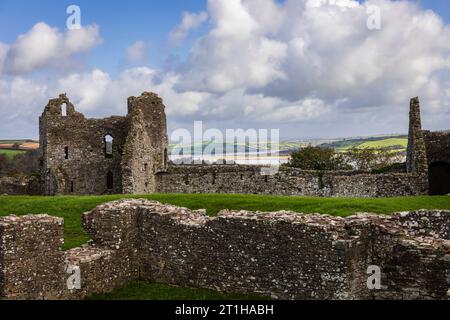 Ruinen der Burg Llansteffan mit Blick auf die Mündung des Flusses Tywi an der Küste von Carmarthenshire Wales Stockfoto