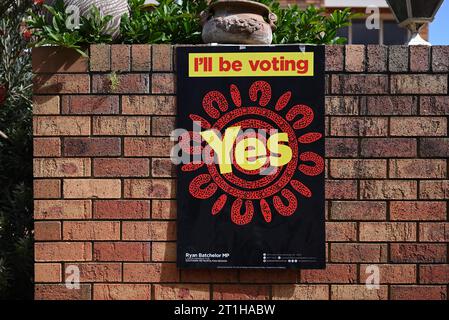 Ich werde mit "Ja" stimmen, mit Aborigine-Design, auf einer Ziegelwand, Teil der Kampagne für das Referendum der indigenen Stimme zum parlament Stockfoto