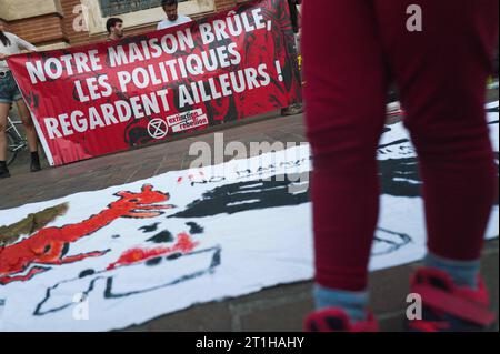 Ein Banner auf dem Boden mit einem No MacAdam Eichhörnchen, und im Hintergrund ein weiteres Banner, unser Haus brennt, Politiker schauen weg! . XR – Extinction Rebellion, mit den Beinen eines Kindes im Vordergrund. A69 Rallye, keine Federung? Kein Ruf nach Ruhe! Für einen sofortigen Stopp der Arbeiten auf der Autobahn A69, Treffen in Toulouse und Paris und vor den Rathäusern in ganz Frankreich. Nach Monaten des Kampfes, wochenlangen Hungerstreiks für 15 Menschen, massiver Mobilisierung von Bürgern, Gewerkschaften und Wissenschaftlern geben Clement Beaune und Carole DELGA nur Krümel nach und verweigern hartnäckig den zugang Stockfoto