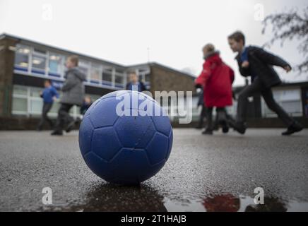 Aktenfoto vom 27/11/2019 von Schulkindern, die während einer Pause an einer Grundschule in Yorkshire spielten. Das Einfrieren der Leistungen im erwerbsfähigen Alter im nächsten Jahr könnte dem Finanzministerium mehr als 4 Milliarden Pfund einsparen, aber zu einem "schrecklichen Preis", um weitere 400.000 Kinder in Armut zu stürzen, warnte eine Think Tank. Die Resolution Foundation sagte, dass ihre Forschungsergebnisse darauf hindeuten, dass die Abschaffung der Erhöhung der Leistungen im erwerbsfähigen Alter im Einklang mit der Preisinflation im nächsten Jahr die Einkommen von neun Millionen Haushalten um durchschnittlich £470 senken würde. Der Schritt, der angeblich vom Bundeskanzler geprüft wird, würde ebenfalls einen zusätzlichen Schritt vorantreiben Stockfoto