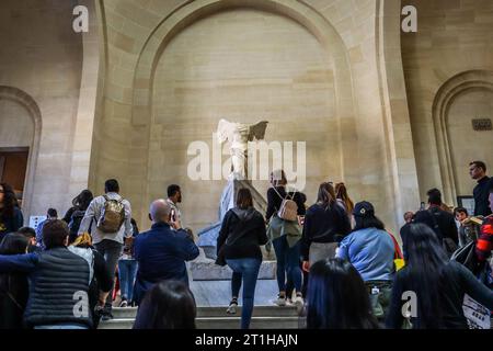 Louvre Museum, Paris, Frankreich. Statue des geflügelten Sieges „Victoire de Samothrace“. Skulpturengalerie im Louvre. Stockfoto