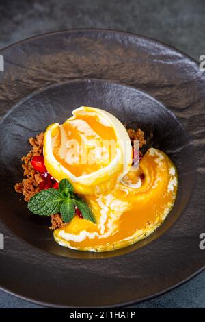Das einzigartige gefrorene tropische Dessert auf dunklem Hintergrund Stockfoto