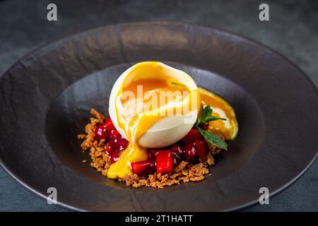 Das einzigartige gefrorene tropische Dessert auf dunklem Hintergrund Stockfoto