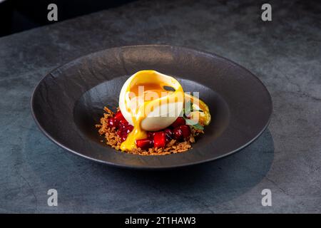 Das einzigartige gefrorene tropische Dessert auf dunklem Hintergrund Stockfoto