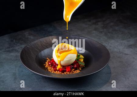 Das einzigartige gefrorene tropische Dessert auf dunklem Hintergrund Stockfoto