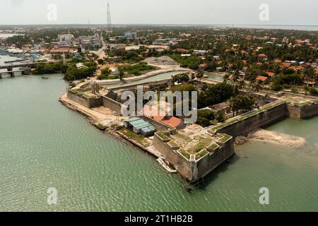 Die Luftdrohne von Mannar Fort befindet sich auf Mannar Island, Sri Lanka. Das Fort wurde von Portugiesen erbaut und fiel dann an die Niederländer und Briten. Stockfoto