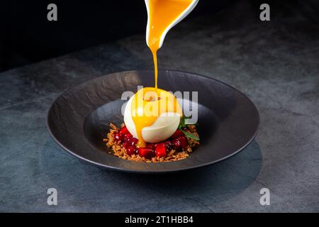 Das einzigartige gefrorene tropische Dessert auf dunklem Hintergrund Stockfoto