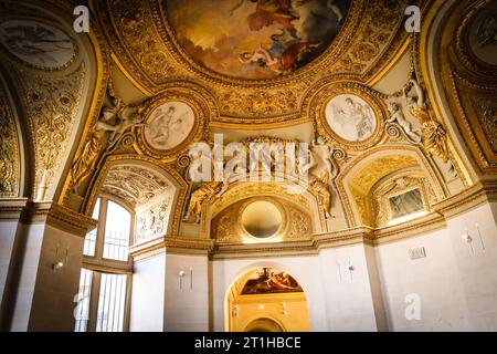 Deckenkunst des Louvre. Bild von Kunstwerken und Gemälden an der Decke im Louvre Museum, Paris, Frankreich. Innenseite des Louvre. Stockfoto