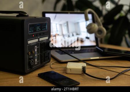 Ein Studiotisch mit PC-Laptop und Controller auf einem Holztisch Stockfoto