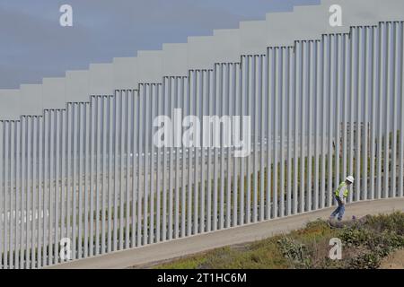 Tijuana, Baja California, Mexiko. Oktober 2023. Der erste neue primäre Ersatzzaun wird am Freitag an der Strandgrenze von Tijuana an der Grenze zwischen den USA und Mexiko installiert. Die Zaunpaneele werden 30 Fuß als sekundärer Zaun sein, der bereits fertiggestellt wurde. (Kreditbild: © Carlos A. Moreno/ZUMA Press Wire) NUR REDAKTIONELLE VERWENDUNG! Nicht für kommerzielle ZWECKE! Stockfoto