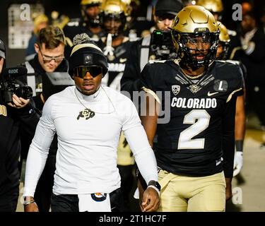 Boulder, CO, USA. Oktober 2023. Shedeur Sanders (2) bereitet sich vor, das Stadion mit seinen Teamkollegen zu betreten, bevor das Fußballspiel zwischen Colorado und Stanford in Boulder, CO. Stattfindet. Derek Regensburger/CSM/Alamy Live News Stockfoto