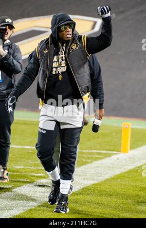 Boulder, CO, USA. Oktober 2023. Deion Sanders, Cheftrainer der Colorado Buffaloes, hebt seine Faust vor dem Fußballspiel zwischen Colorado und Stanford in Boulder, CO. Derek Regensburger/CSM/Alamy Live News Stockfoto