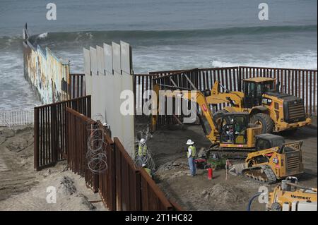 Tijuana, Baja California, Mexiko. Oktober 2023. Der erste neue primäre Ersatzzaun wird am Freitag, den 13. Oktober 2023, an der Strandgrenze von Tijuana an der Grenze zwischen den USA und Mexiko installiert. Die Zaunpaneele werden 30 Fuß als sekundärer Zaun sein, der bereits fertiggestellt wurde. (Kreditbild: © Carlos A. Moreno/ZUMA Press Wire) NUR REDAKTIONELLE VERWENDUNG! Nicht für kommerzielle ZWECKE! Stockfoto